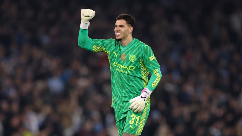 Thủ môn Ederson - Thủ thành chơi chân hàng đầu đang tìm tương lai mới 