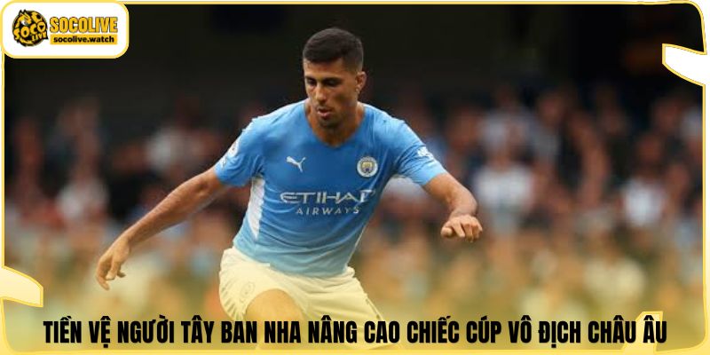 Tiền vệ người Tây Ban Nha nâng cao chiếc cúp vô địch châu Âu